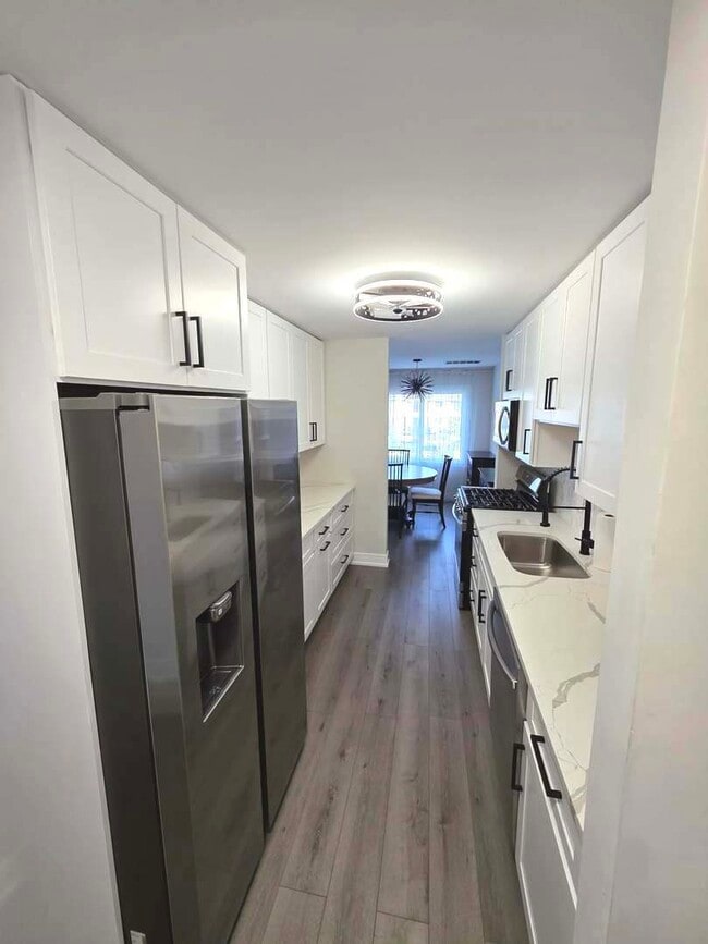 Building Photo - 2800 Mitchell Dr