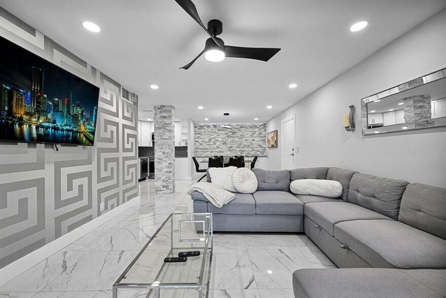 Building Photo - 6279 Bay Club Dr