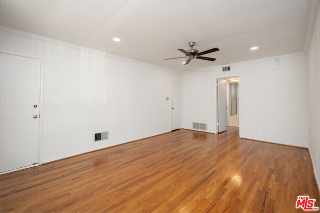 Building Photo - 256 S Doheny Dr