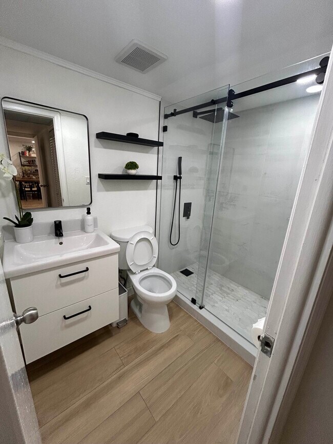 Building Photo - 5838 Collins Ave