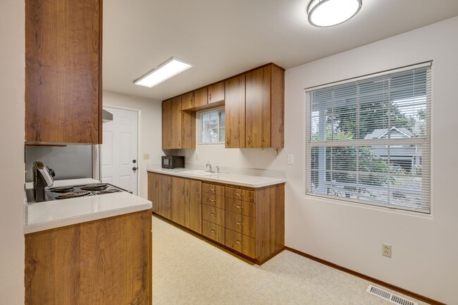 Building Photo - 3 Bedroom Rambler in Kirkland with Large Y...