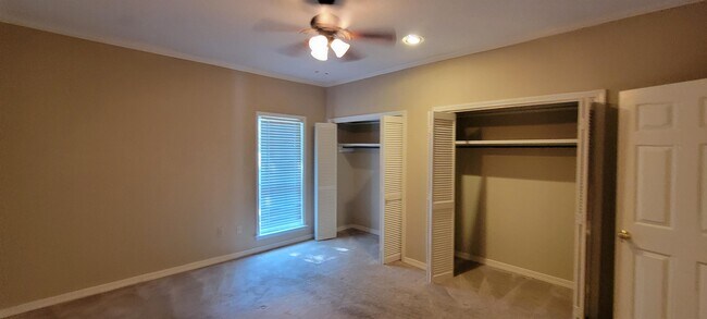 Building Photo - 22 River Run Dr