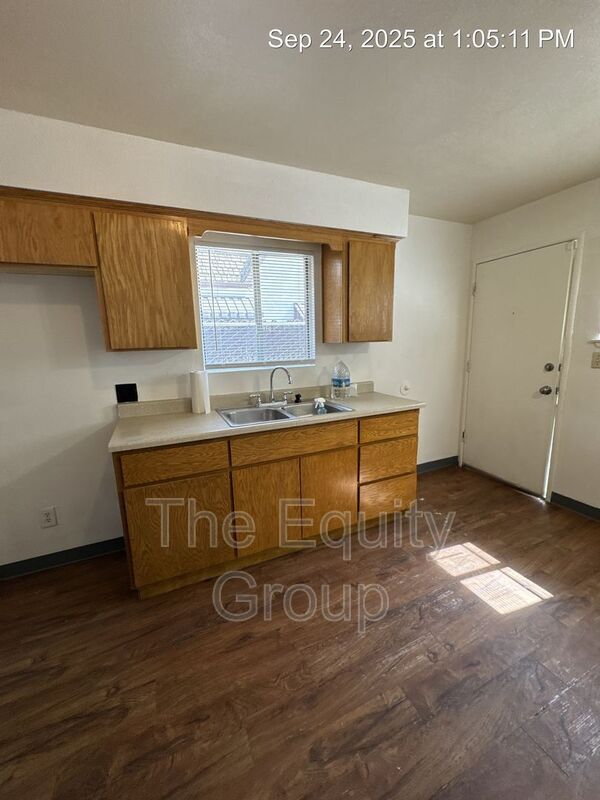 Building Photo - 942 E Tulare Ave