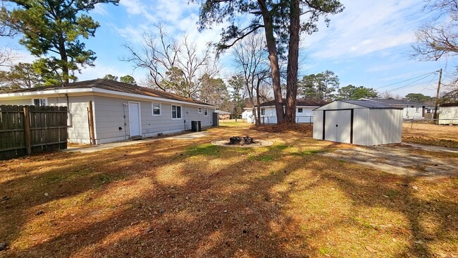 Building Photo - 3 BD 2 BA in Shamrock Village