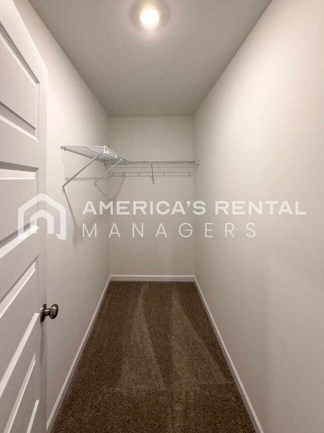 Building Photo - Escape to Lakeside Living in Lincoln! Available to View Now!!!