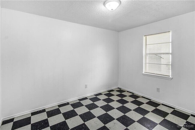 Building Photo - 601 N St Marie St