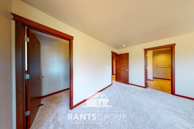 Building Photo - Fantastic Puyallup Neighborhood! Easy Commute to JBLM!