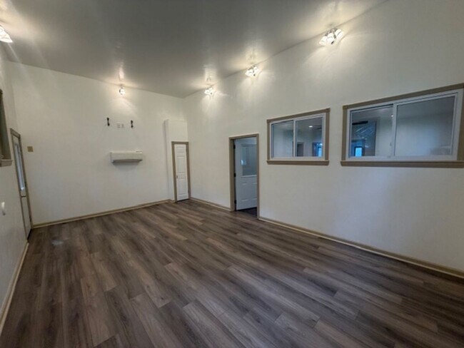 Building Photo - 549 Forest Rd