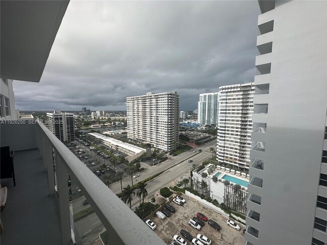 Building Photo - 2030 S Ocean Dr