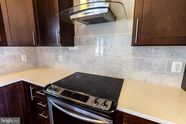 Building Photo - 427 Woodcrest Dr SE