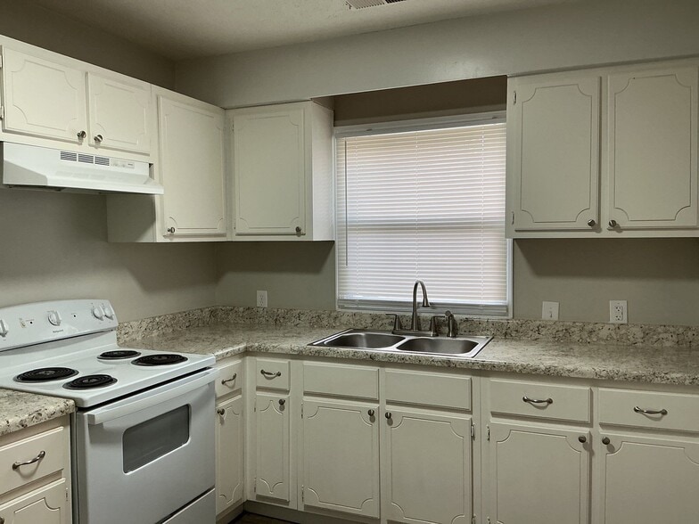 Building Photo - 121 Iris Dr
