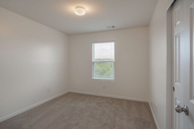 Building Photo - Beautiful 4bd 2.5ba home with Community Am...