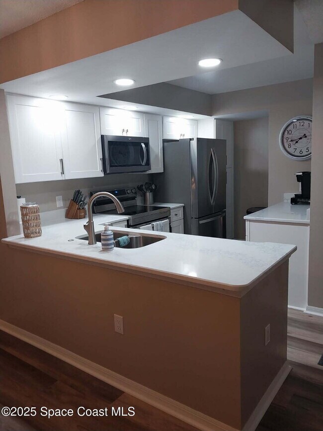 Building Photo - 1099 Country Club Dr