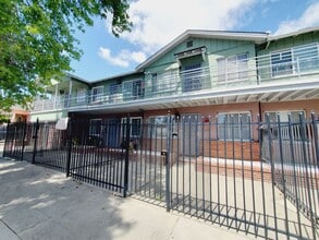 Building Photo - Ground floor One bedroom with Private Patio