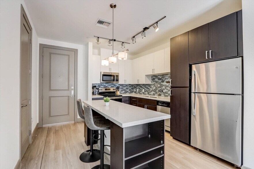 Building Photo - 555 N College Ave