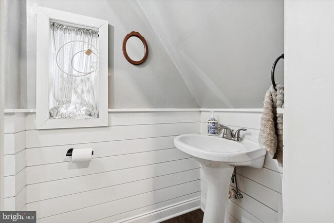 Building Photo - 138 Hall St