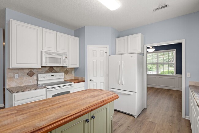 Building Photo - Spacious House in Hadley Park