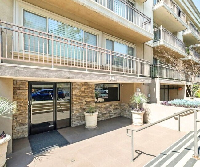 Building Photo - 141 S Clark Dr
