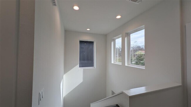 Building Photo - 2220 Yellow Jacket Ln