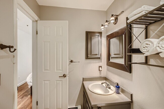 Building Photo - Downtown 2 BDR / 2BA - Walk to Everything