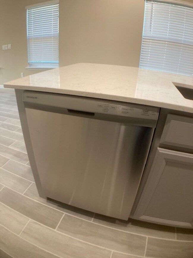 Building Photo - Stylish & Low-Maintenance Living in Oakleaf Community