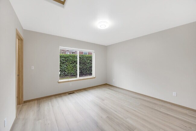 Building Photo - NO SHOWINGS AT THIS TIME~ 5 Bedrooms ( one brm is on main floor) and 4 bathrooms (2 are on main f...