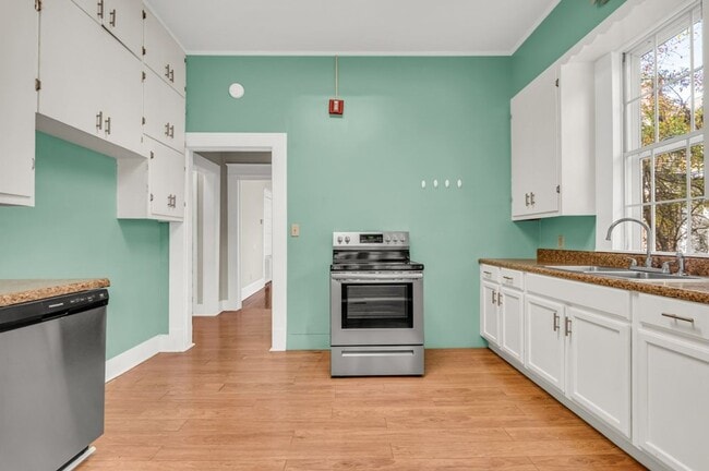 Building Photo - Spacious 3-bedroom, 2 full-bath property suited for residential living or commercial use