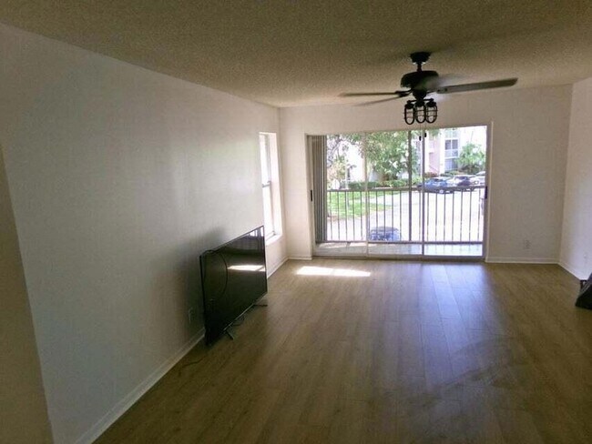 Building Photo - 13750 Oneida Dr