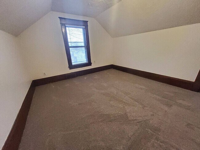 Building Photo - 373 Ahnaip Street