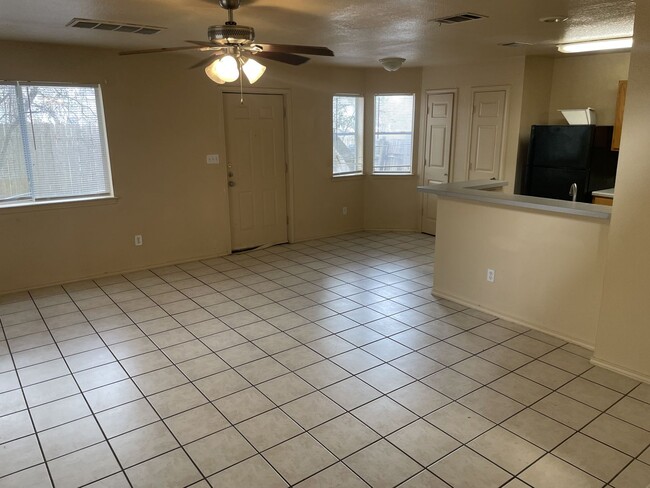 Building Photo - 826/828 Sagewood