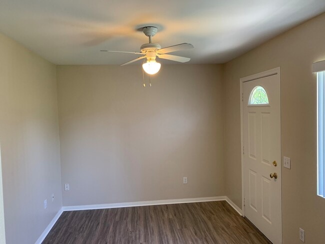 Building Photo - One Bedroom Cottage