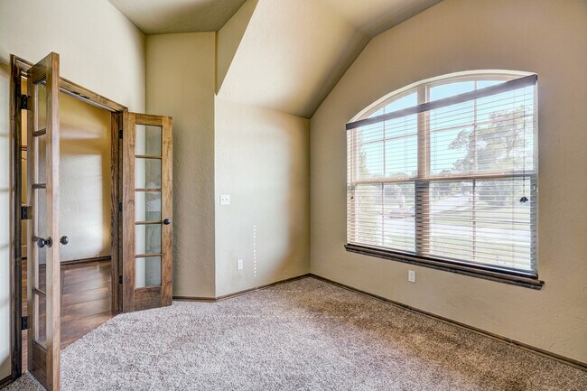 Building Photo - 1713 Pinewood Dr