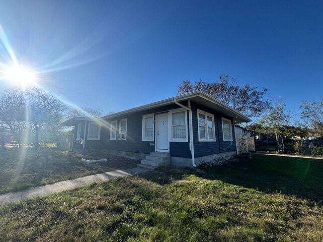 Building Photo - Remodeled unit with a Casita