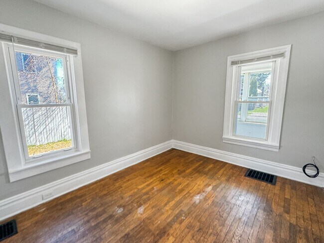 Building Photo - Own Your Own 3 Bedroom Home