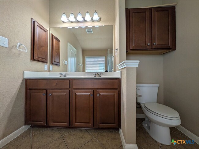 Building Photo - 212 Oak Creek Way