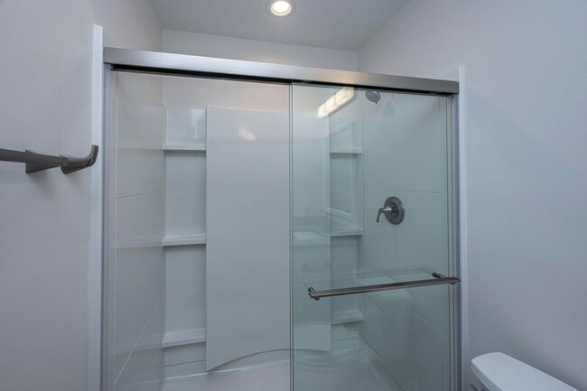 Building Photo - **COMPLETLEY RENOVATED** 4 Bed, 3 Bath Hom...