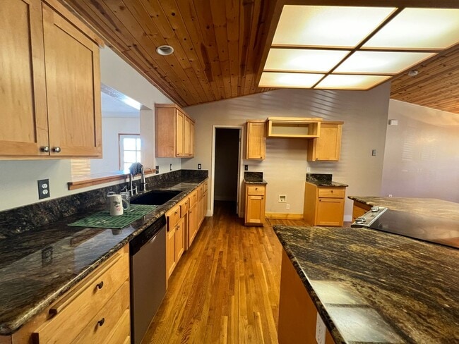 Building Photo - BEAUTIFUL Mountain Home