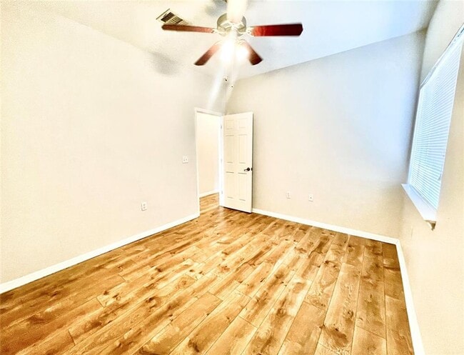 Building Photo - Spacious 4 Bed, 2.5 Bath. Perfect size and...