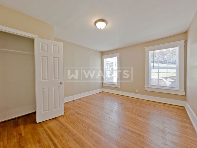 Building Photo - 3 Bedroom House in Eastlake Community