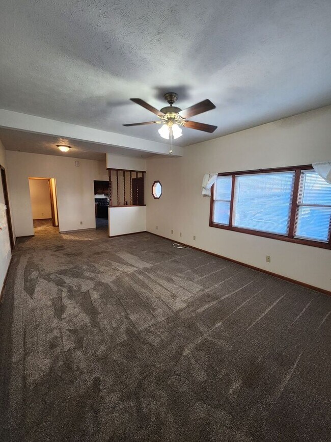 Building Photo - Lovely 3BD/1BA Home in Council Bluffs