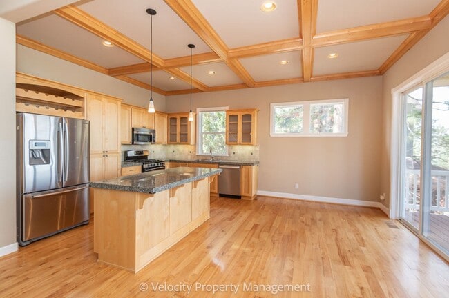 Building Photo - Awbrey Butte Home with Views!