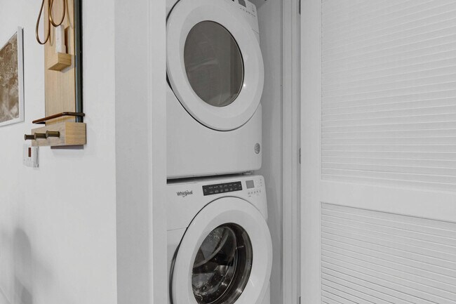 Building Photo - 601 NE 1st Ave