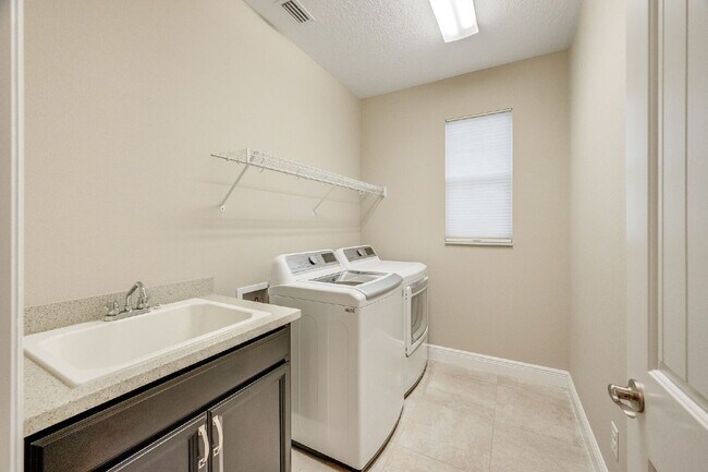 Building Photo - 4 bedroom, 3.5 bathroom in desirable Trasona!