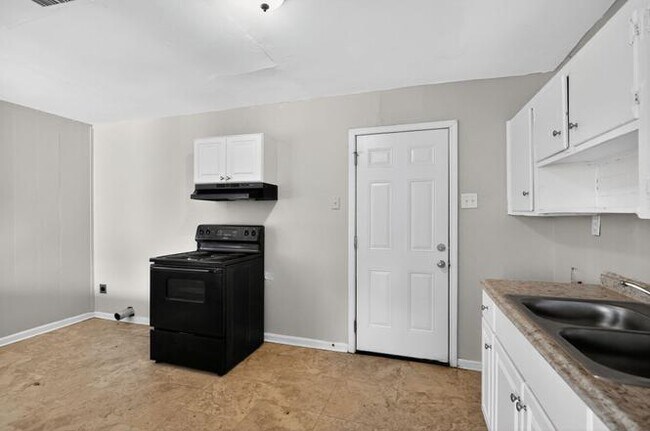 Building Photo - 896 Pawnee Ave