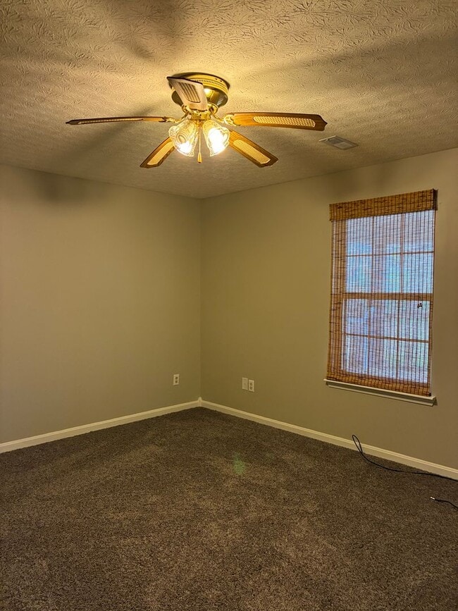 Building Photo - **NEW PRICE**   **New Paint**   **New Carpet**  Ready for YOU!!