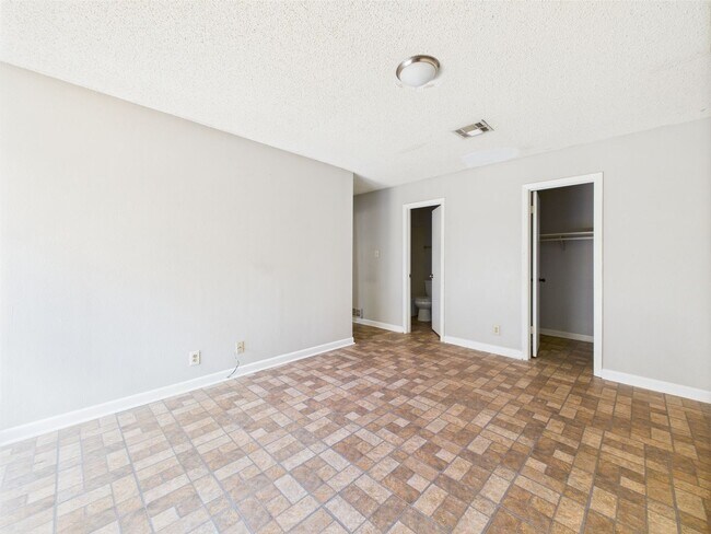 Building Photo - 513 Fox Run Ave