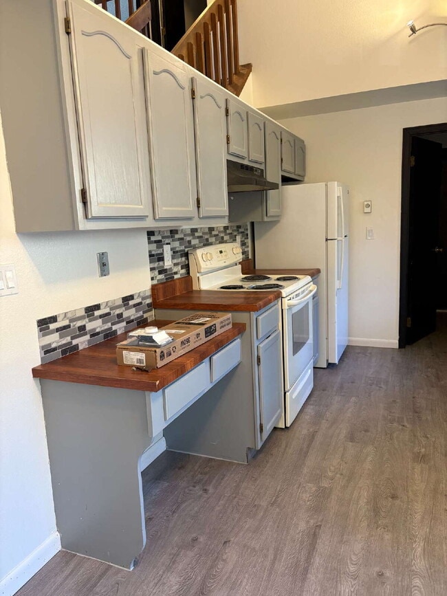 Building Photo - 2 bedroom duplex - Bennett