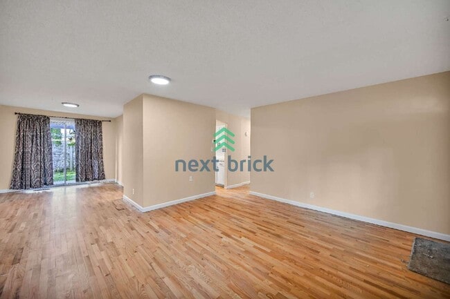 Building Photo - Charming 4-Bed Oasis in Renton with 2 Full Baths