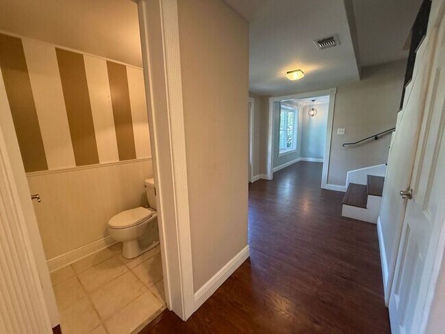 Building Photo - Gulf Breeze - Proper - 5 bedroom, 3.5 bathroom with pool and lawn care included