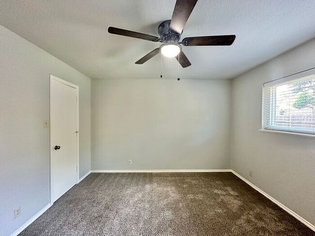 Building Photo - Beautiful 4 Bedroom 2 Bathroom home in Tyler!